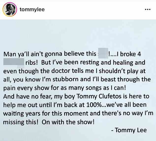 Weiter mit der Show: Motley Crue und Lee teilten später eine Erklärung in den sozialen Medien mit, als Tommy darauf bestand, dass er „durch den Schmerz kämpfen“ würde.
