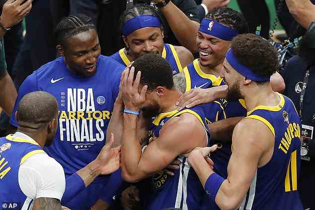 Curry wurde dann von mehreren seiner Warriors-Teamkollegen umarmt, während die Tränen weiter flossen