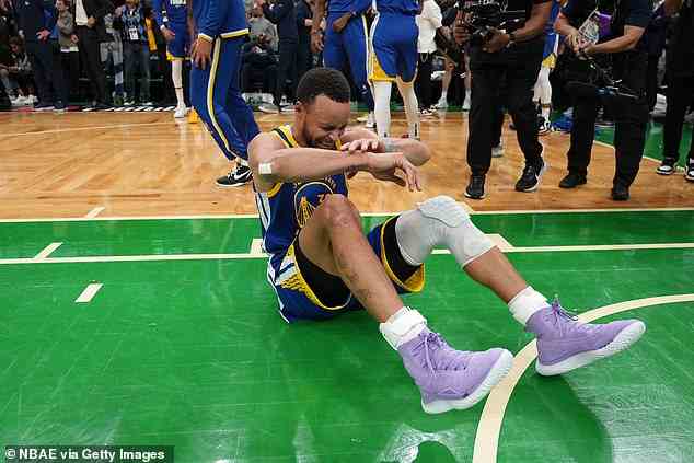 Die Emotionen waren zu viel für Finals MVP Curry, der nach dem Sieg auf dem Platz zusammenbrach