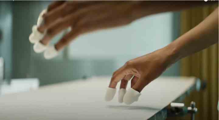 Meta VR-Fingerspitzensensoren, die an den Händen einer Person angezeigt werden.