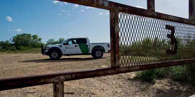 Sowohl die Strafverfolgungsbehörden des Bundes als auch der Länder schicken Verstärkung an die Südgrenze, da die CBP-Grenzbegegnungen im Mai fast 240.000 erreichten. 