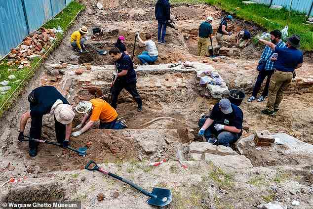 Die jüngsten Ausgrabungen unter der Leitung des Museums des Warschauer Ghettos begannen am 7. Juni und sind das erste Mal seit fast 80 Jahren, dass in diesem Gebiet wieder gegraben wurde