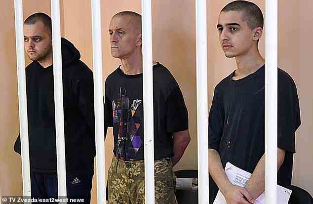 Die britischen Kriegsgefangenen Aiden Aslin (links) und Shaun Pinner (zweiter von links) wurden am 9. Juni von einem Gericht in Donezk unter dem Vorwurf, ausländische Söldner zu sein, zur Todesstrafe verurteilt.  Sie wurden zusammen mit einem marokkanischen Kämpfer (rechts) im April gefangen genommen