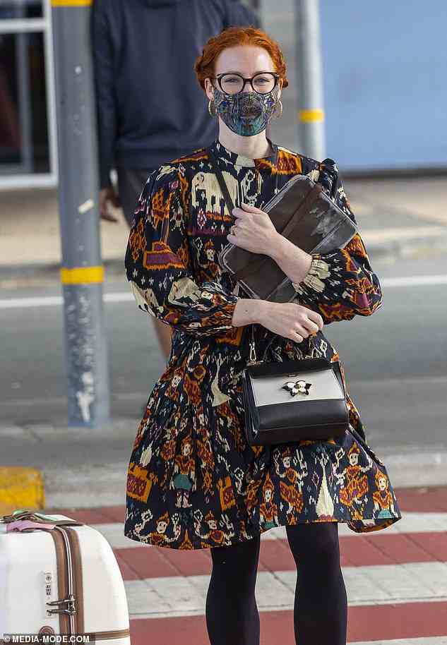 Die 32-Jährige zog ein kunstvolles Kleid im Retro-Stil an, als sie durch den Gold Coast Airport stapfte und anscheinend ihren neuen Ehemann Oliver Brian zu Hause gelassen hatte