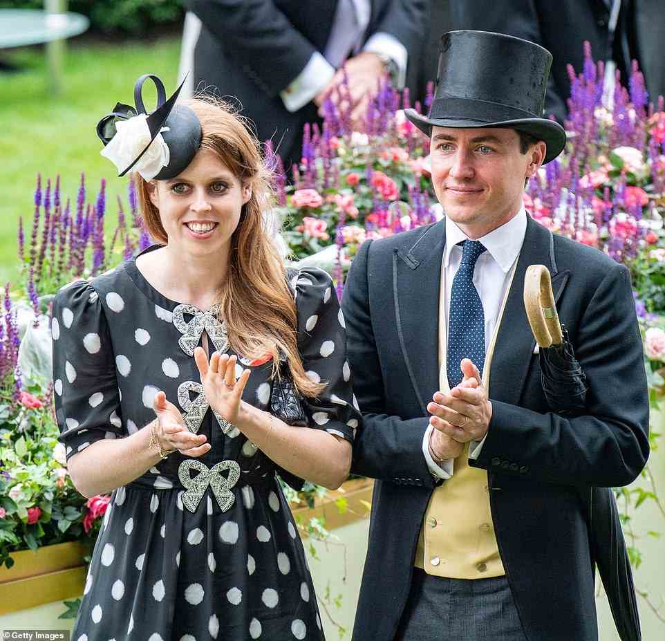 Das königliche Paar, Prinzessin Beatrice, 33, und ihr 38-jähriger Ehemann Edoardo Mapelli Mozzi, wurden vor den Pferderennen beim Spaß in Ascot fotografiert