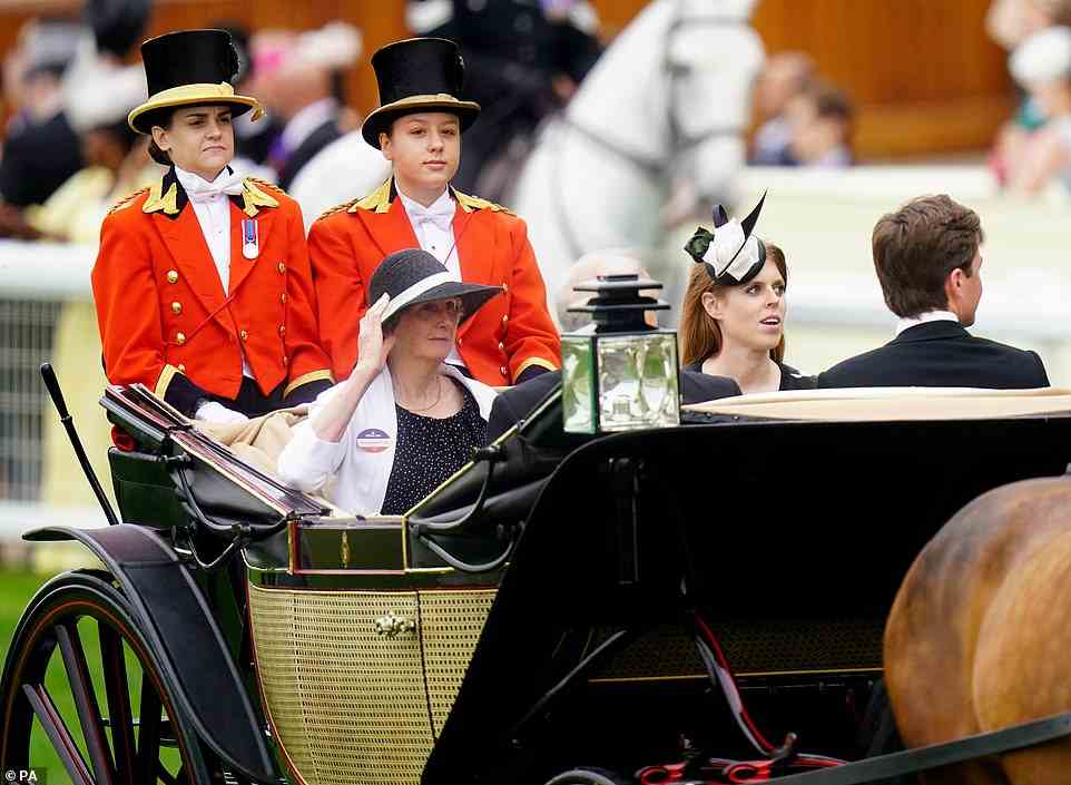 Die Kutschenprozession ist eine der Traditionen in Royal Ascot.  Anfang der Woche wurden Royals, darunter Prinz Charles und die Herzogin von Cornwall (nicht abgebildet), bei ihrer Ankunft in einem geschnappt