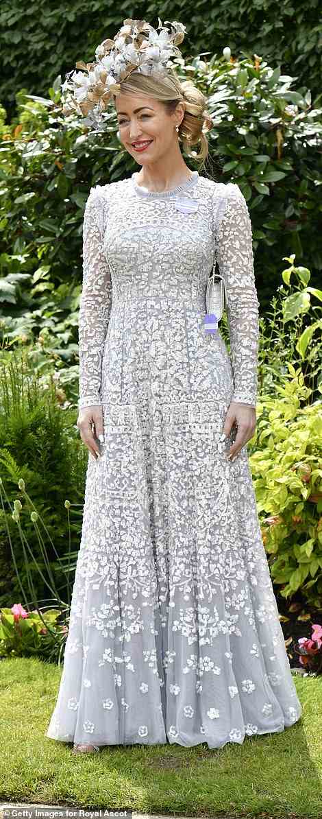 Diese Frau wählte für ihren Ascot-Look ein gedecktes, silbrig getöntes Kleid in voller Länge, komplett mit Stickereien