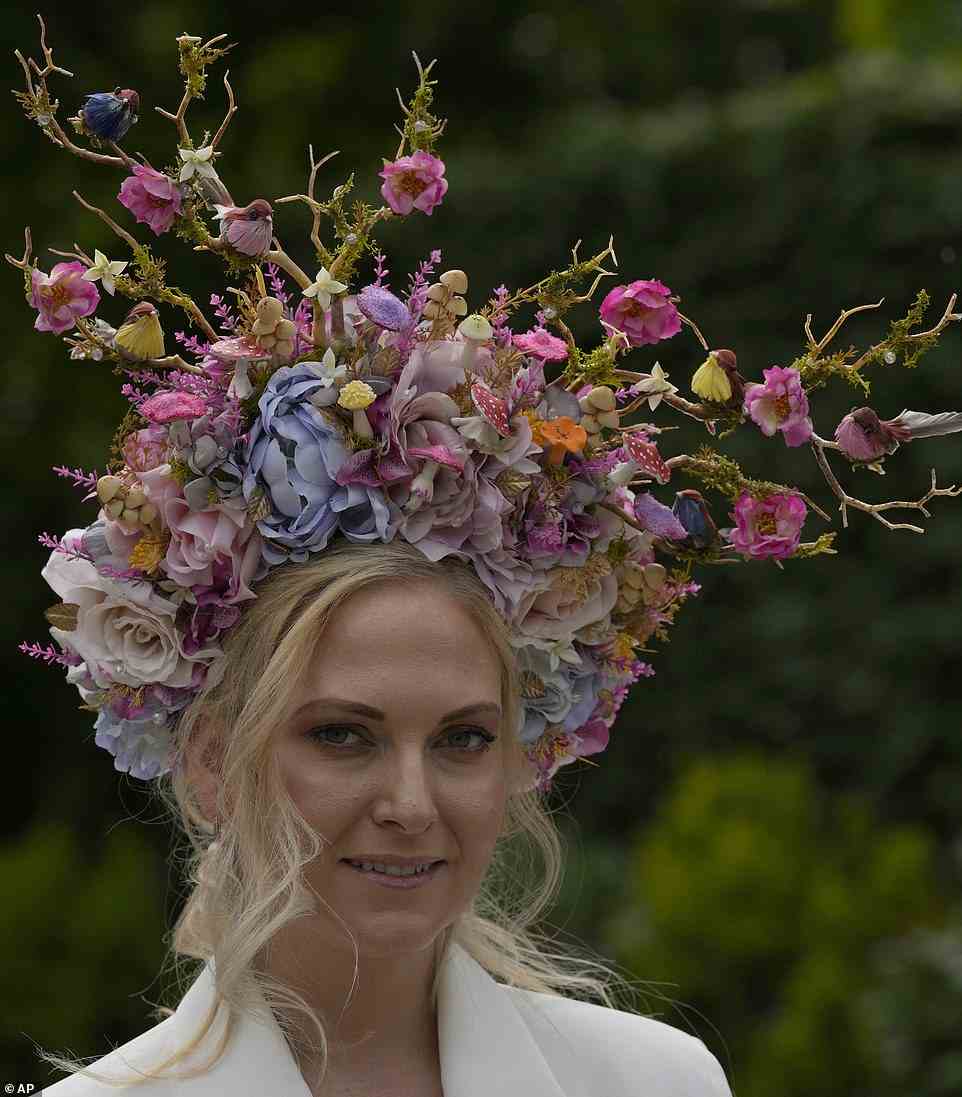 Feeling floral: Ein Gast wählte einen botanischen Ansatz für ihre Kopfbedeckung und entschied sich für eine märchenhafte Blumenkreation