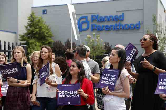 Abtreibungsgegner versammeln sich vor der Klinik für geplante Elternschaft in St. Louis.