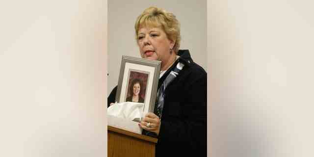 Merti Winstons hält ein Foto ihrer Tochter Tracy Winston, als sie bei der Verurteilung von Gary Ridgway im King County Washington Superior Court am 18. Dezember 2003 in Seattle, Washington, spricht.