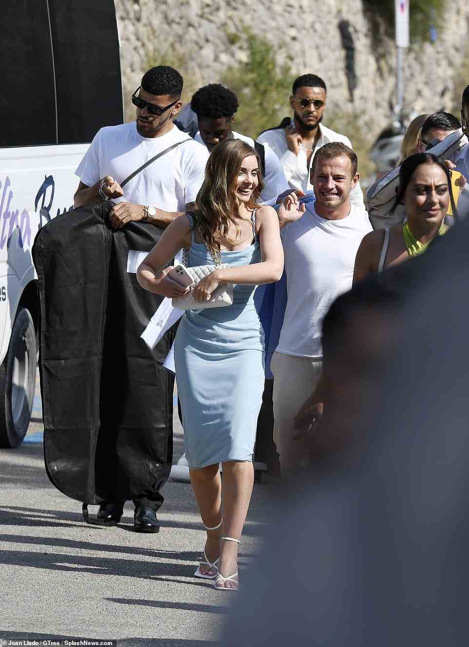 Die Fußballer trugen Kleidersäcke, als sie sich vor dem großen Tag des holländischen Paares auf den Weg zum Veranstaltungsort machten