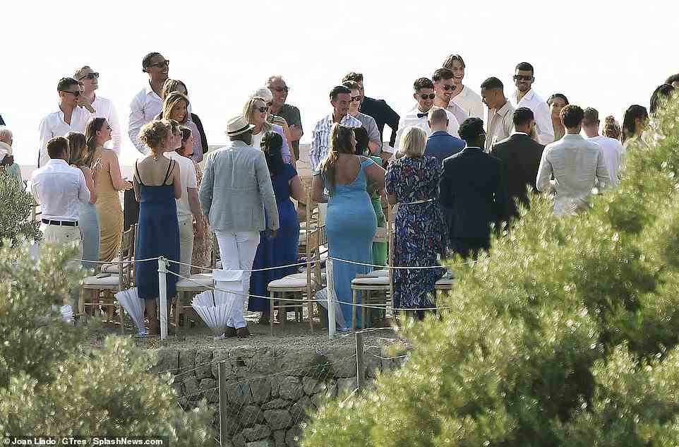 Liverpool-Star Virgil Van Dijk, Dritter von links in der obersten Reihe, sah entspannt in der spanischen Sonne aus, als er mit anderen Gästen feierte, um den großen Tag seines Landsmanns zu feiern