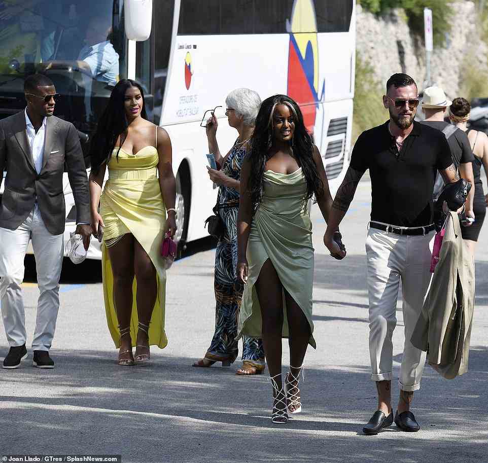 Paris Saint-Germain-Star Georginio Wijnaldum, ganz links, und seine Frau Mirella Pereira gesellen sich zu den Gästen, die in die Feier schlendern
