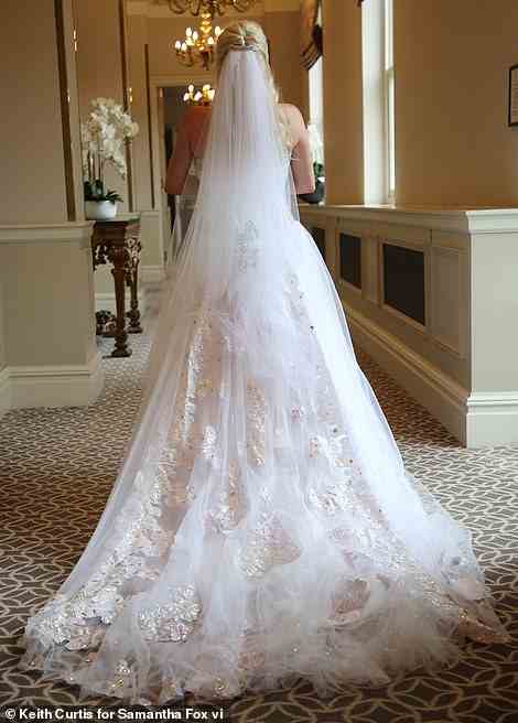 Dazzling: It had silver embellishments and on its front and veil