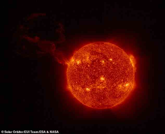 Wissenschaftler haben gewarnt, dass ein Sonnenausbruch von der Sonne aus einen „Streifschuss“ zur Erde versetzen und kleinere geomagnetische Stürme auslösen könnte.  Abgebildet ist ein Bild, das von der Sonde Solar Orbiter aufgenommen wurde