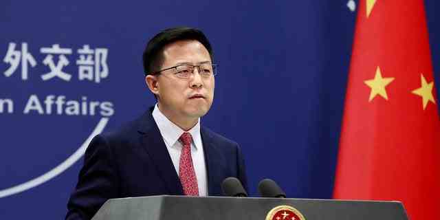 PEKING, CHINA – 20. DEZEMBER: Der Sprecher des chinesischen Außenministeriums, Zhao Lijian, nimmt am 20. Dezember 2021 an einer Pressekonferenz in Peking, China, teil. 