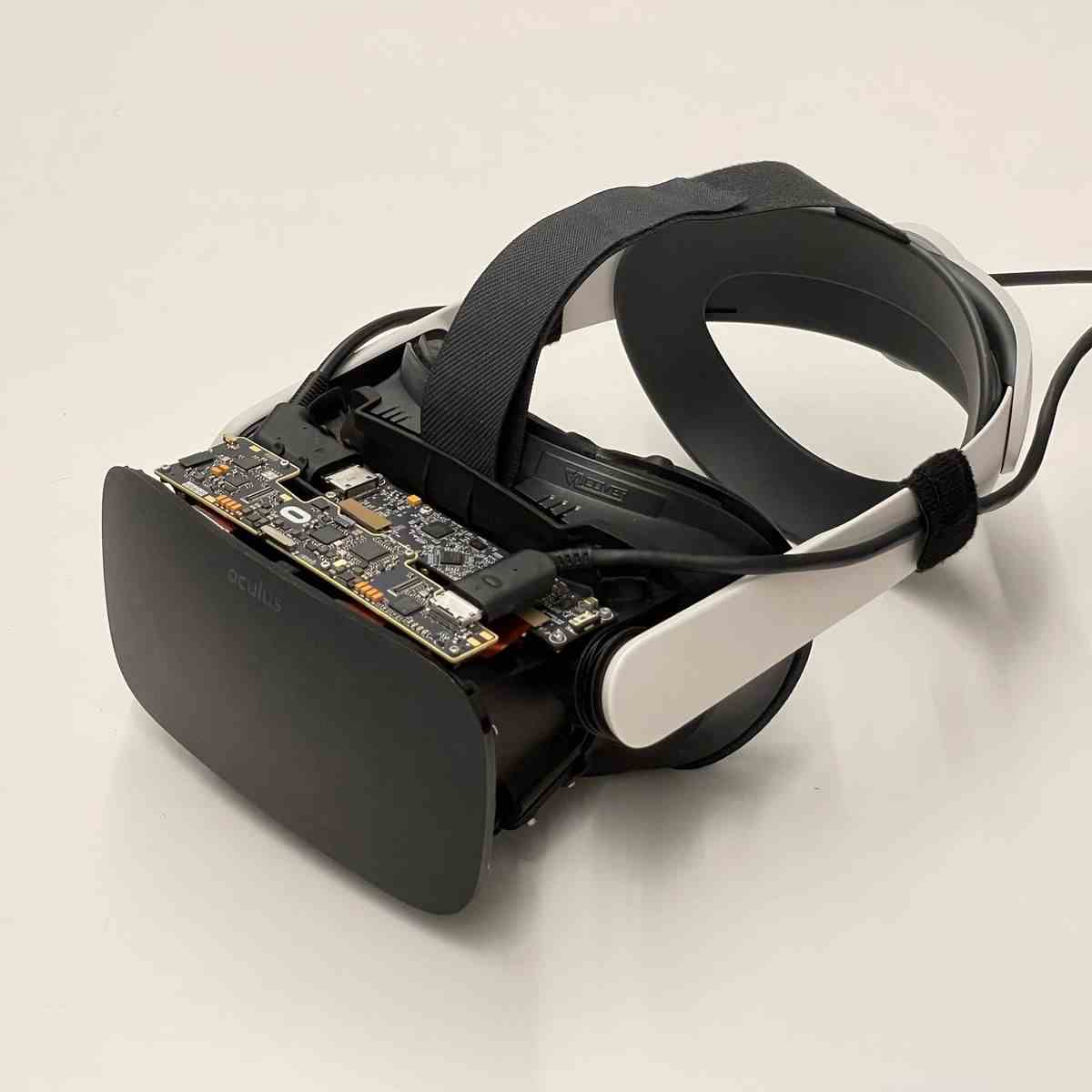 Ein schwarzes VR-Headset mit einem benutzerdefinierten hochauflösenden Display.