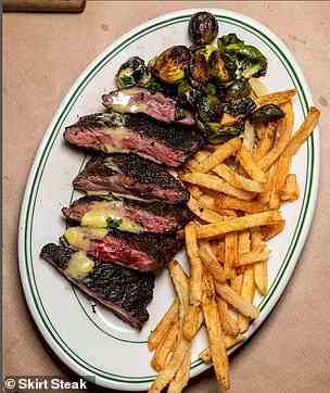 Oben ist eine 23-Pfund-Portion köstlicher Rocksteaks mit dünnen, knusprigen Pommes im Skirt Steak, dem Restaurant, das nach dem einzigen Fleisch auf der Speisekarte benannt ist