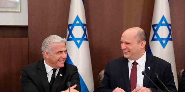 Der israelische Premierminister Naftali Bennett (rechts) und Außenminister Yair Lapid nehmen am 19. Juni 2022 an einer Kabinettssitzung im Büro des Premierministers in Jerusalem teil. (Abir Sultan/Pool Photo via AP, File)