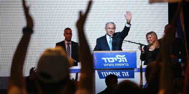 Jüngsten Umfragen zufolge ist der frühere Ministerpräsident Benjamin Netanjahu nach wie vor äußerst beliebt.  Die Umfragen sagen, dass seine Likud-Partei die meisten Sitze gewinnen würde, wenn jetzt eine Wahl abgehalten würde.
