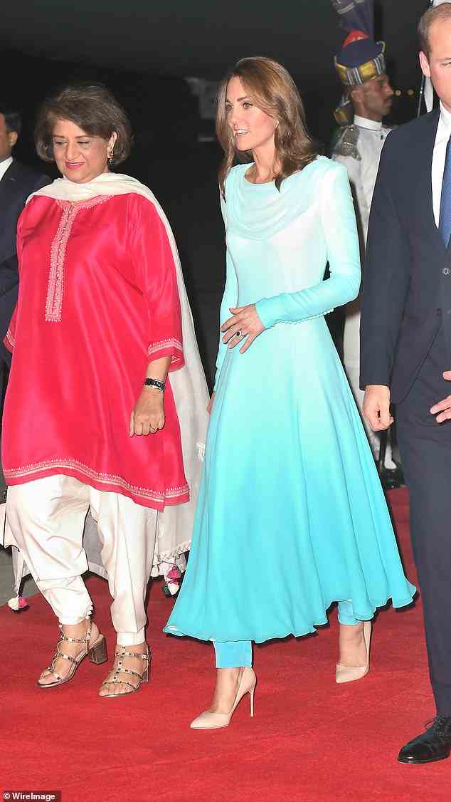 Die Herzogin von Cambridge trug auf ihrer Tour durch Pakistan ein Paar nackte Absätze in Kombination mit einem von Aqua Shalwar Kameez inspirierten Kleid.  Hier ist sie im Oktober 2019 bei ihrer Ankunft auf dem pakistanischen Luftwaffenstützpunkt Nur Khan abgebildet