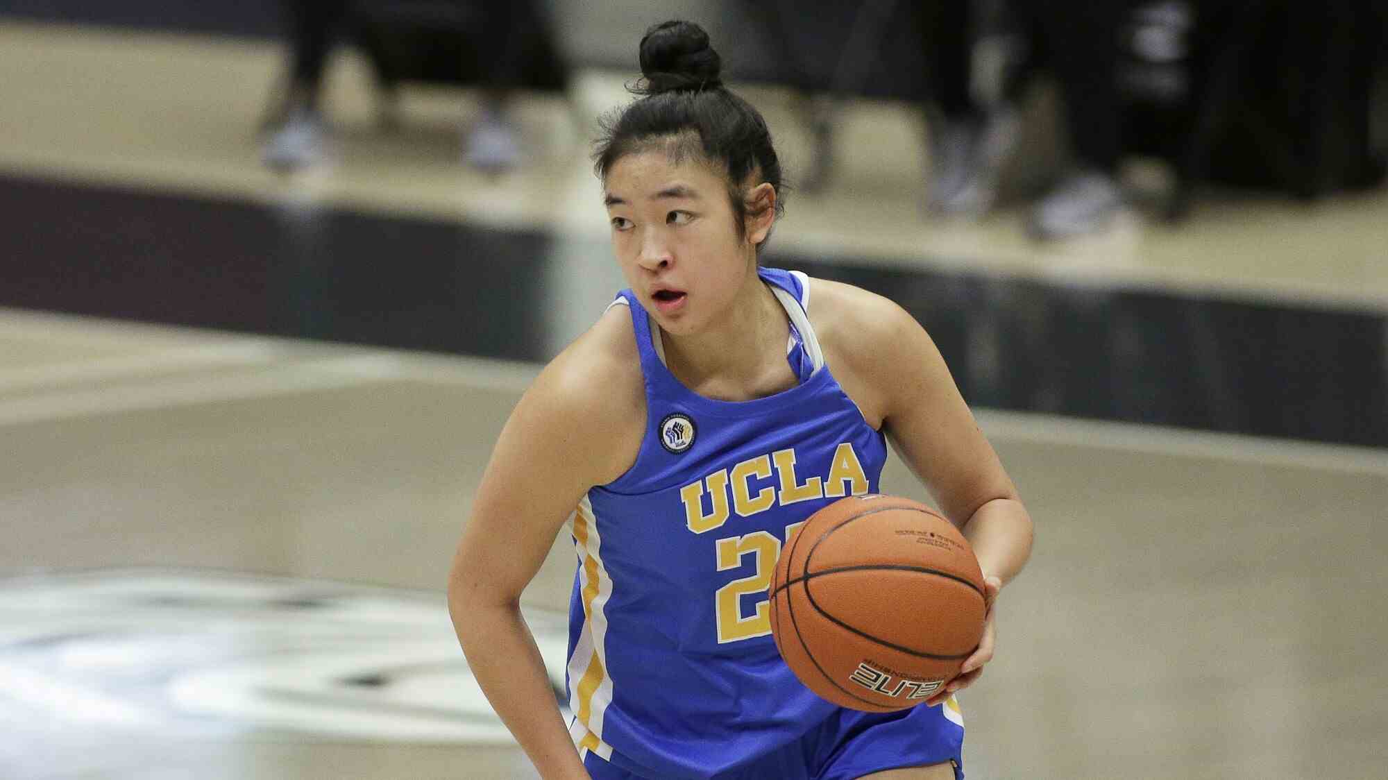 UCLA-Wache Natalie Chou bringt den Ball auf den Platz.