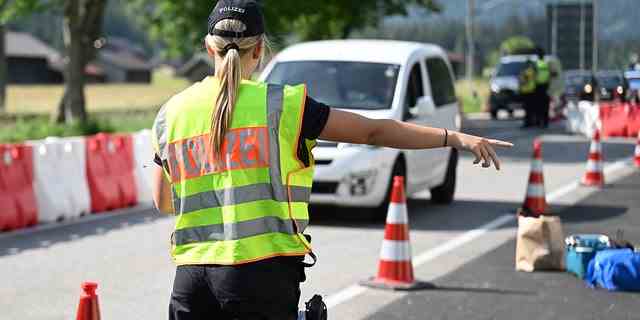 Bayerische Polizisten kontrollieren im Rahmen des G7-Gipfels den Verkehr am Grenzübergang Mittenwald. 