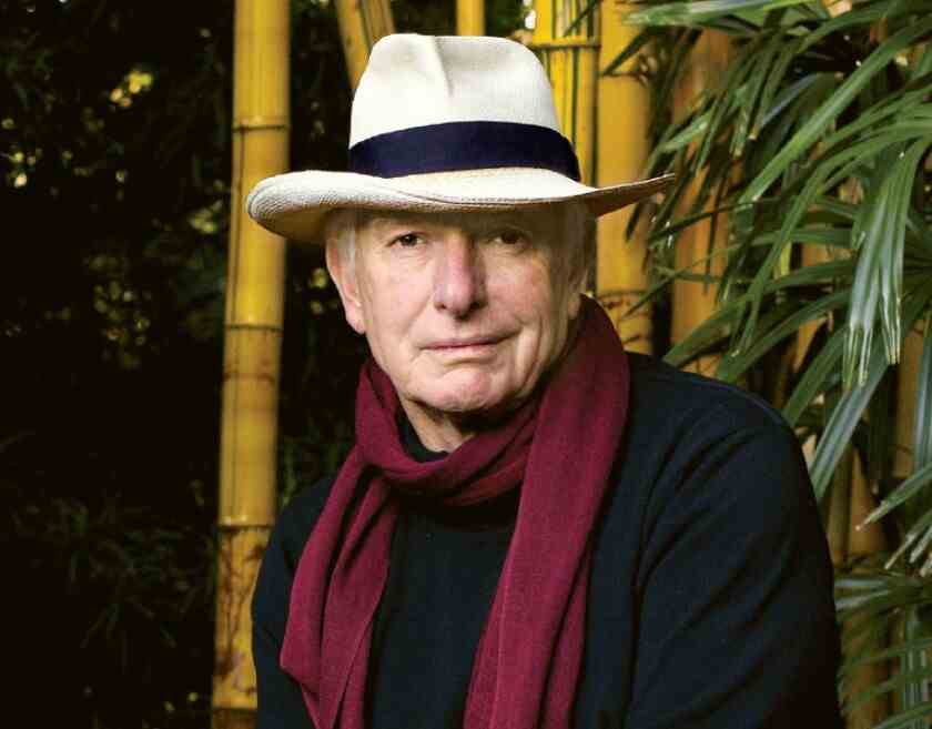 Peter Weir trägt Schal und Mütze für ein Porträt.