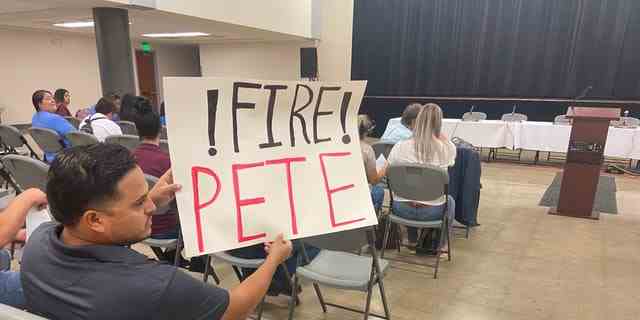 Die Einwohner von Uvalde fordern die Entlassung des Polizeichefs der Schule, Pete Arredondo, nach der tragischen Schießerei, bei der 19 Kinder der Stadt und zwei Erwachsene ums Leben kamen.
