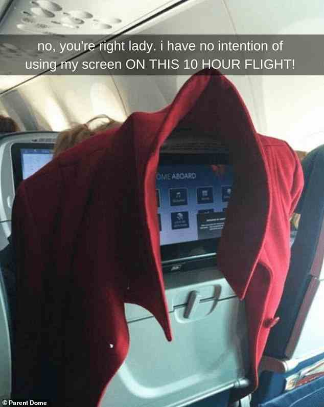 Ein Passagier war empört darüber, dass die Frau vor ihnen ihre Jacke auf ihren Sitz legte, damit sie nicht sehen konnten, was auf ihrem Bildschirm war