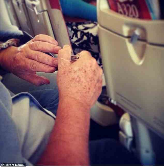 Ein Mann wurde auf frischer Tat ertappt, als er sich die Nägel von seinem Sitz schnitt, während eine Frau beschloss, ihre Pickel mitten im Flug auszudrücken