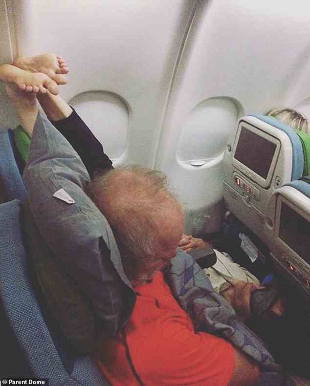 Ein Pärchen mit sehr ungewöhnlicher Schlafgelegenheit ging anderen Passagieren auf die Nerven.  Die Frau ließ ihre nackten Füße in der Luft baumeln
