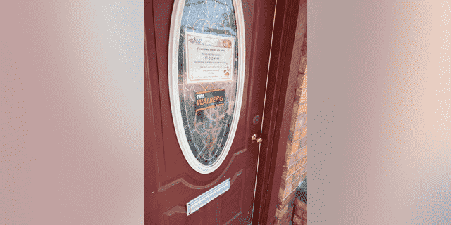 Zerbrochenes Glas markiert die Eingangstür zum gemeinsamen Büro von Jackson Right to Life und der Kampagne von Rep. Tim Walberg, die anscheinend von Jane's Revenge zerstört wurde. 
