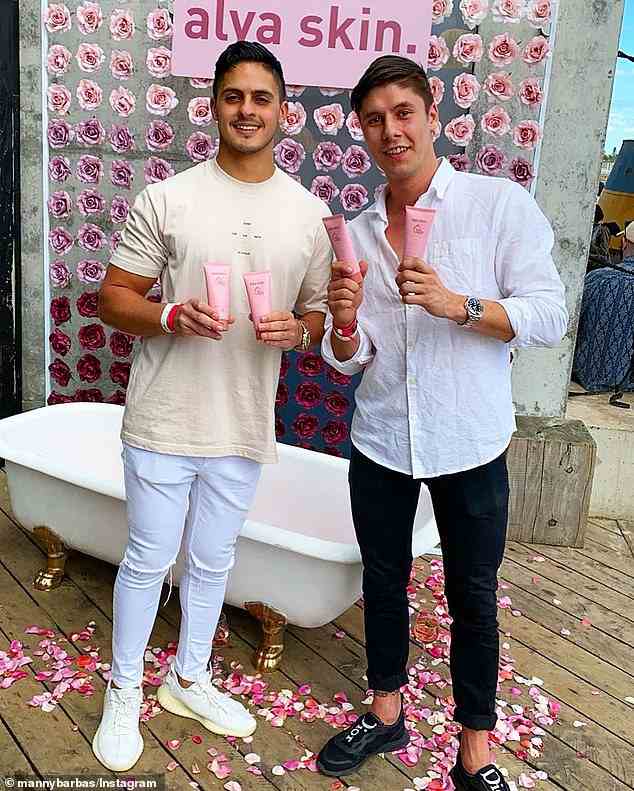 Die Markengründer Manny Barbas (rechts) und James Hachem (links) verdienten in den ersten 14 Monaten des Handels mit ihrer australischen rosa Tonmaske, die Akne und entzündete Haut beruhigt, unglaubliche 7 Millionen US-Dollar