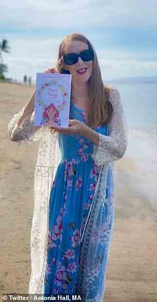 Sie teilt ihre Zeit zwischen Los Angeles und Hawaii auf.  Sie ist oben mit ihrem neuen Buch „The Happy Human Playbook“ abgebildet.
