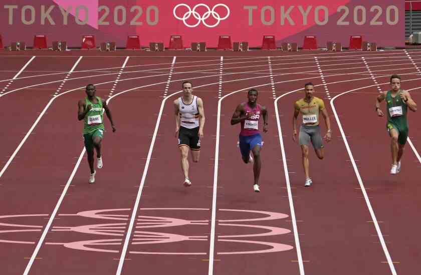 Erriyon Knighton, Mitte, gewinnt bei den Olympischen Spielen in Tokio im August einen 200-Meter-Lauf der Männer.