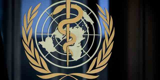 Dieses am 5. März 2021 aufgenommene Foto zeigt ein Schild der Weltgesundheitsorganisation (WHO) am Eingang ihres Hauptsitzes in Genf.