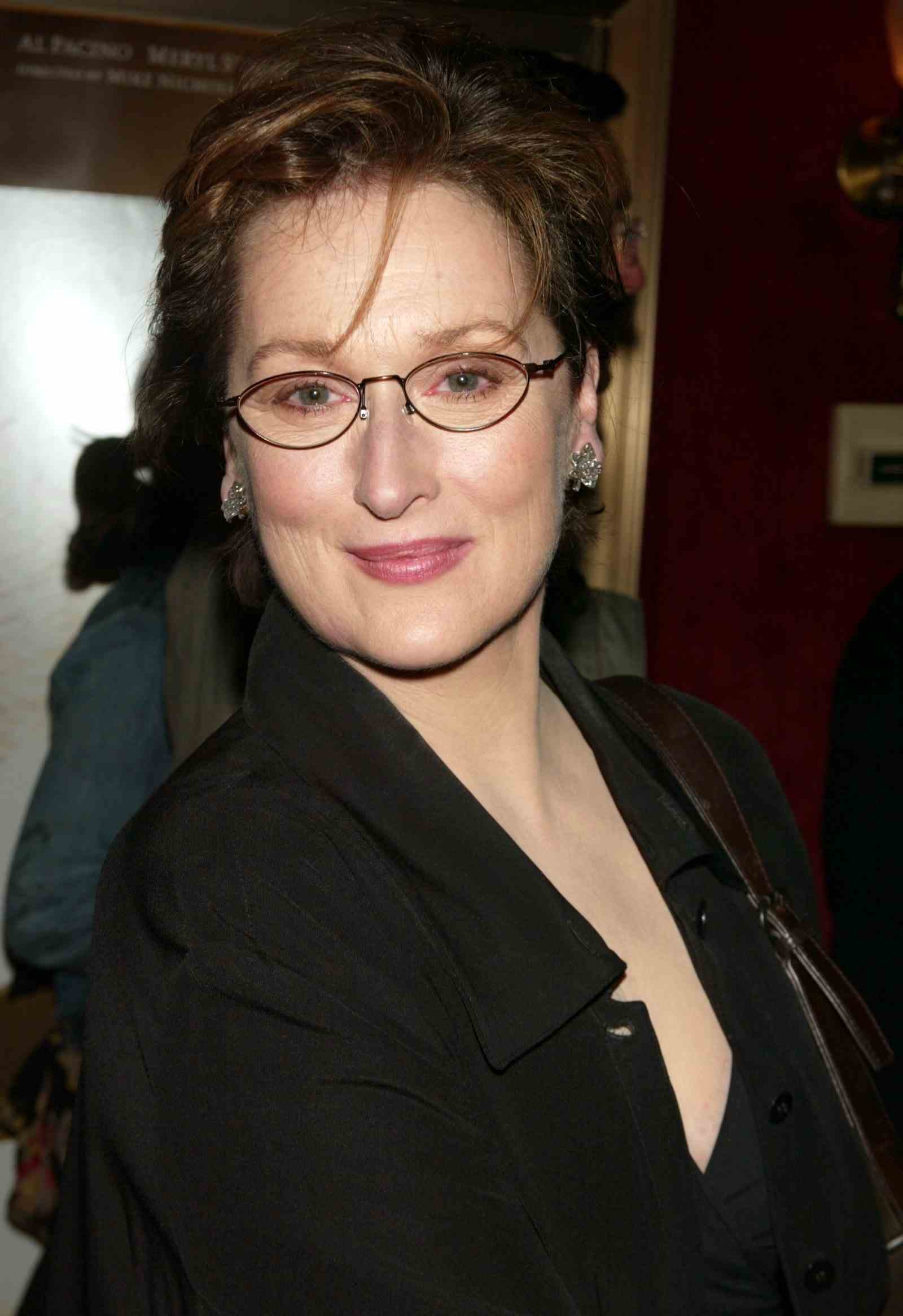 Bild kann enthalten Brille Zubehör Zubehör Mensch Meryl Streep Kleidung Bekleidung Jacke Mantel und Gesicht