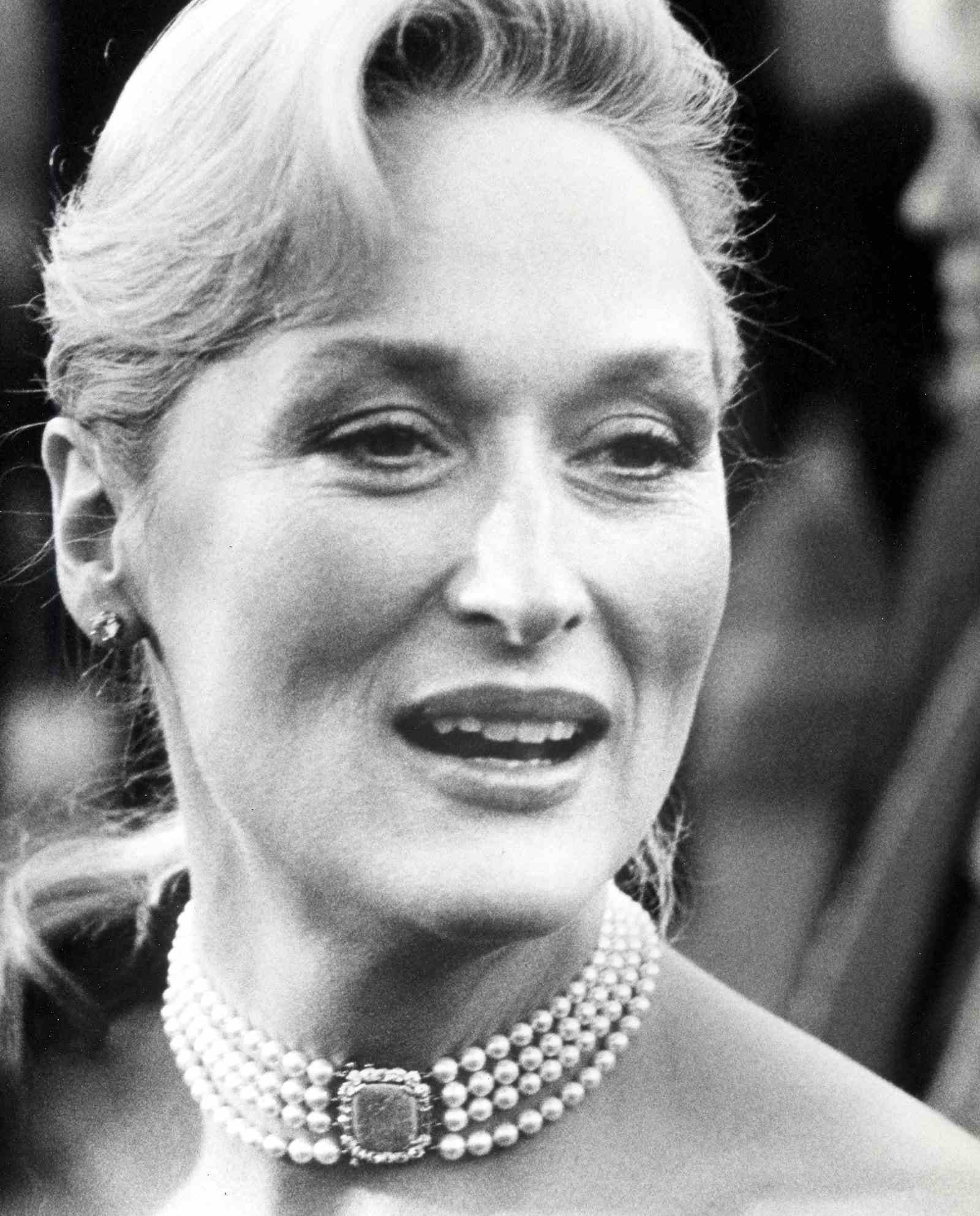 Bild kann Meryl Streep Gesicht Menschliche Person Halskette Schmuck Accessoires Accessoires Kopf Kleidung und Kleidung enthalten