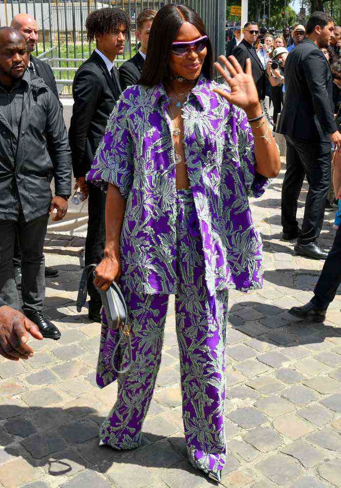 Naomi Campbell begeistert in tief ausgeschnittenem lila Hemd
