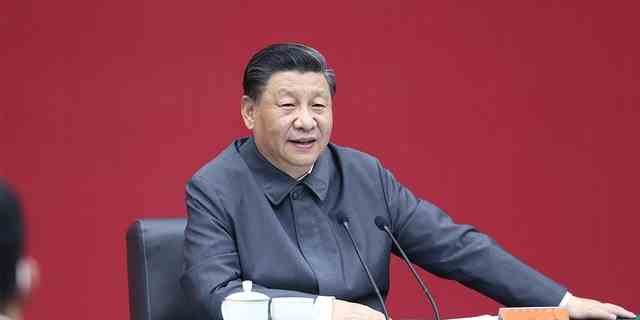Der chinesische Staatspräsident Xi Jinping, ebenfalls Generalsekretär des Zentralkomitees der Kommunistischen Partei Chinas und Vorsitzender der Zentralen Militärkommission, setzt sich mit Vertretern von Lehrern und Schülern auf einem Symposium zusammen und hält eine Rede während eines Besuchs an der Renmin-Universität in Peking im April 25., 2022. 