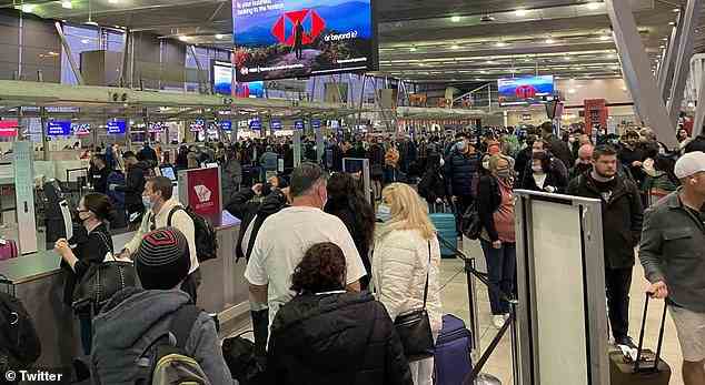 Kunden sagen, dass es an Flughäfen einen völligen Mangel an Support-Personal gibt, was zu massiven Verspätungen, verpassten Flügen und verlorenem Gepäck führt