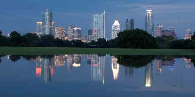 Die Skyline von Austin spiegelt sich im Zilker Park in der Innenstadt wider. 