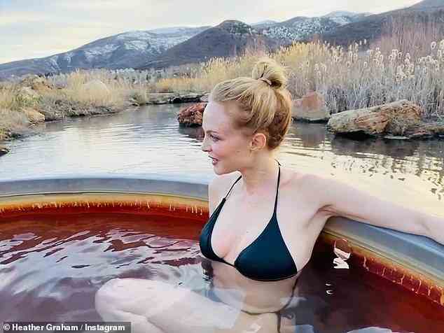 Strahlend: Heather zeigte ihre unglaubliche Figur in einem knappen schwarzen Bikini, als sie im April in den heißen Quellen von Utah baden ging