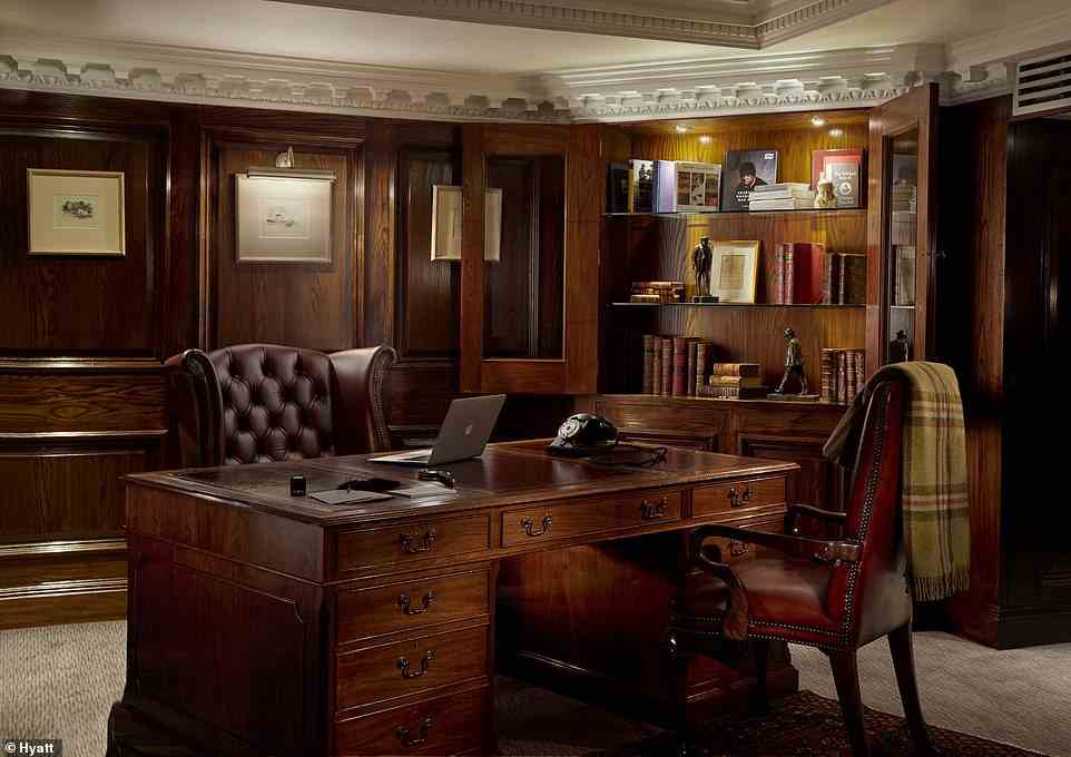 Sowohl die Suite als auch das Hotel selbst lassen sich durchgehend von Sir Winston Churchill inspirieren – das riesige Arbeitszimmer der Suite (oben) ist mit einem Chesterfield-Ledersessel Churchills nachempfunden