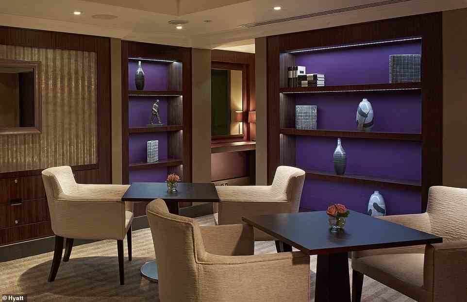 Die Übernachtungspreise in der The Churchill Residential Suite beginnen bei 4.000 £ und beinhalten Unterkunft, Frühstück, Zugang zur Regency Club Lounge und VIP-Annehmlichkeiten.  Abgebildet ist die Club Lounge des Hotels