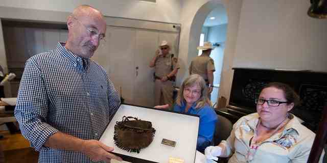 Die britische Musiklegende Phil Collins spendet den Menschen in Texas die als größte Sammlung von Alamo-Artefakten. 
