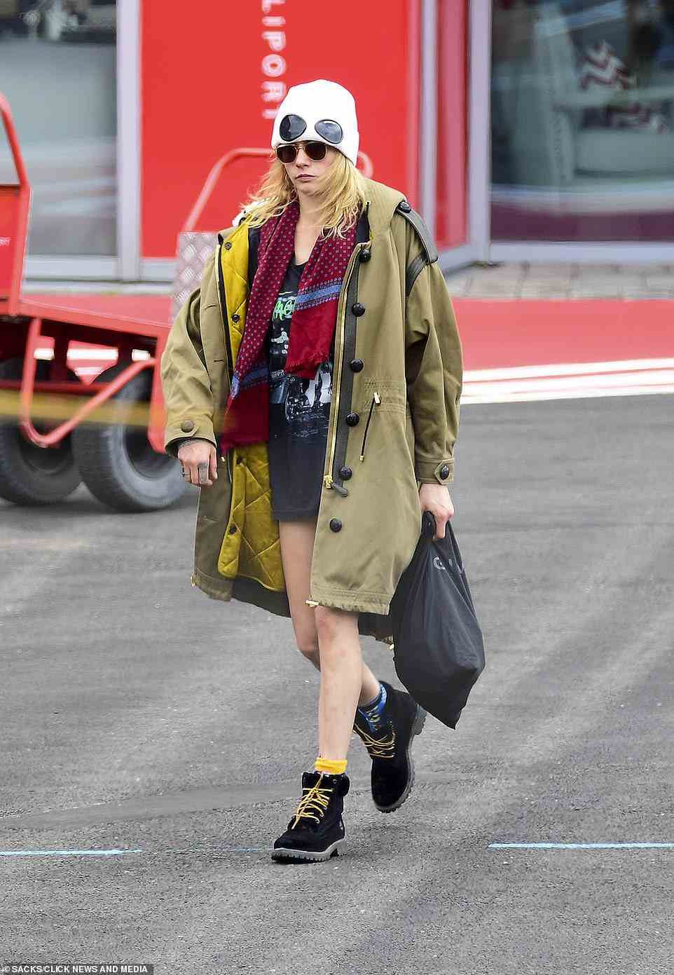 Bereit zum Fliegen: Cara Delevignge, 29, und ihr neues Liebesinteresse Minke reisten am Freitag stilvoll nach Glastonbury, als sie mit einem Hubschrauber vom London Heliport in Battersea in die Lüfte stiegen