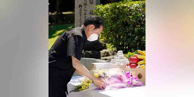 Japans Premierminister Fumio Kishida bietet am Donnerstag, den 23. Juni 2022, vor einem Denkmal im Peace Memorial Park in Itoman, Okinawa, Südjapan, einen Blumenstrauß an. Japan markierte die Schlacht von Okinawa, eine der blutigsten Schlachten des Zweiten Weltkriegs Gekämpft auf der südjapanischen Insel, die am Donnerstag vor 77 Jahren endete.  (Kyodo News über AP)