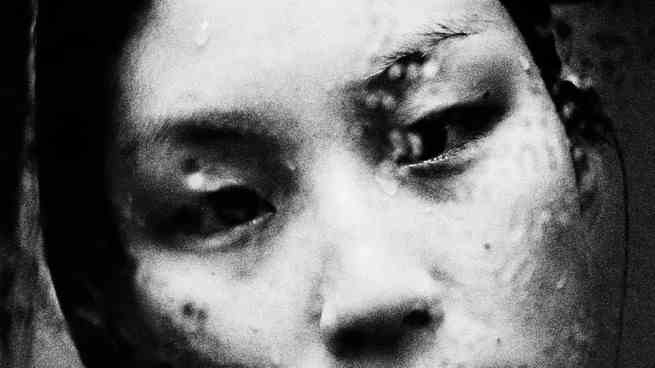 Nahaufnahme Schwarz-Weiß-Foto des Gesichts einer Frau